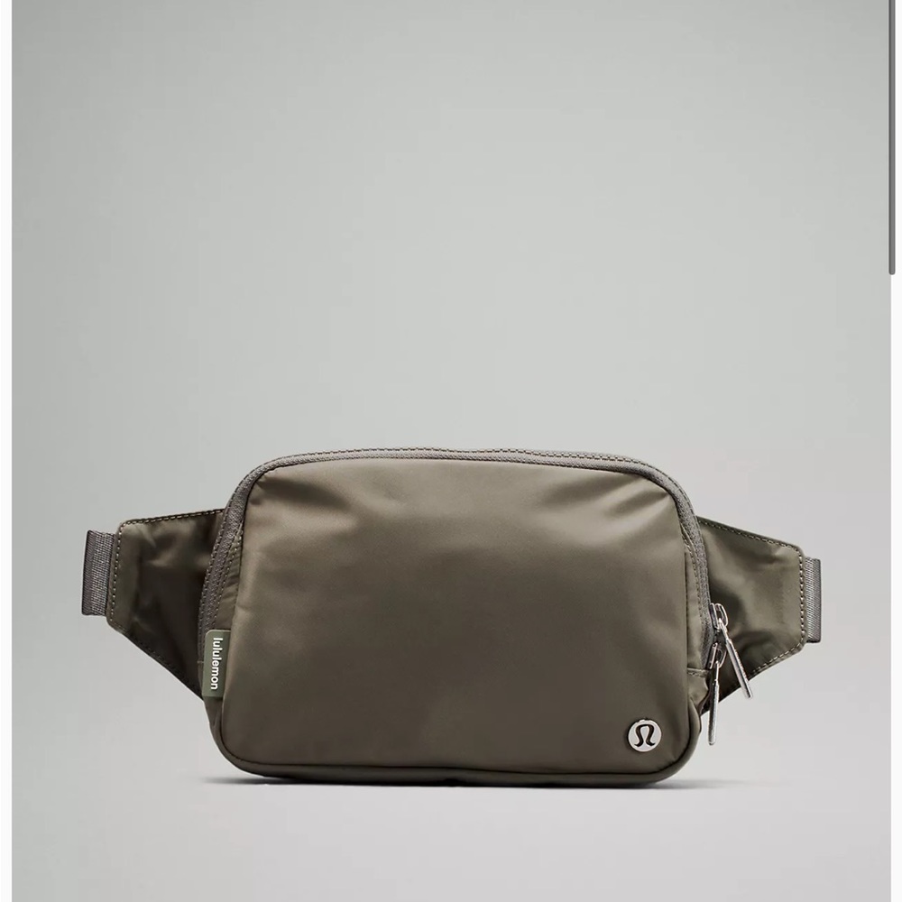 Lululemon Everywhere Belt Bag 2L / LARGE - Grey Sage